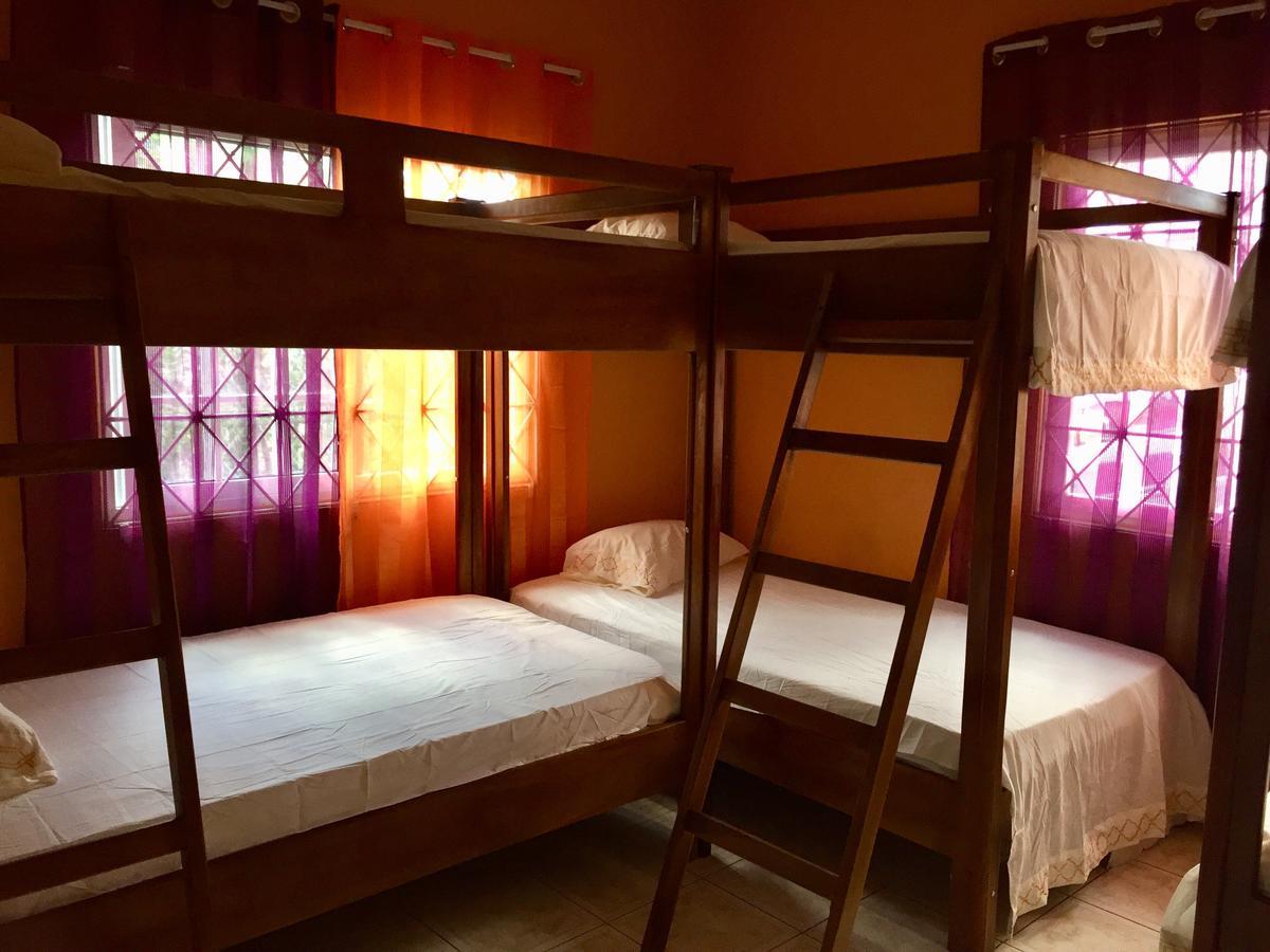 Yaad Hostel Монтего Бей Екстериор снимка