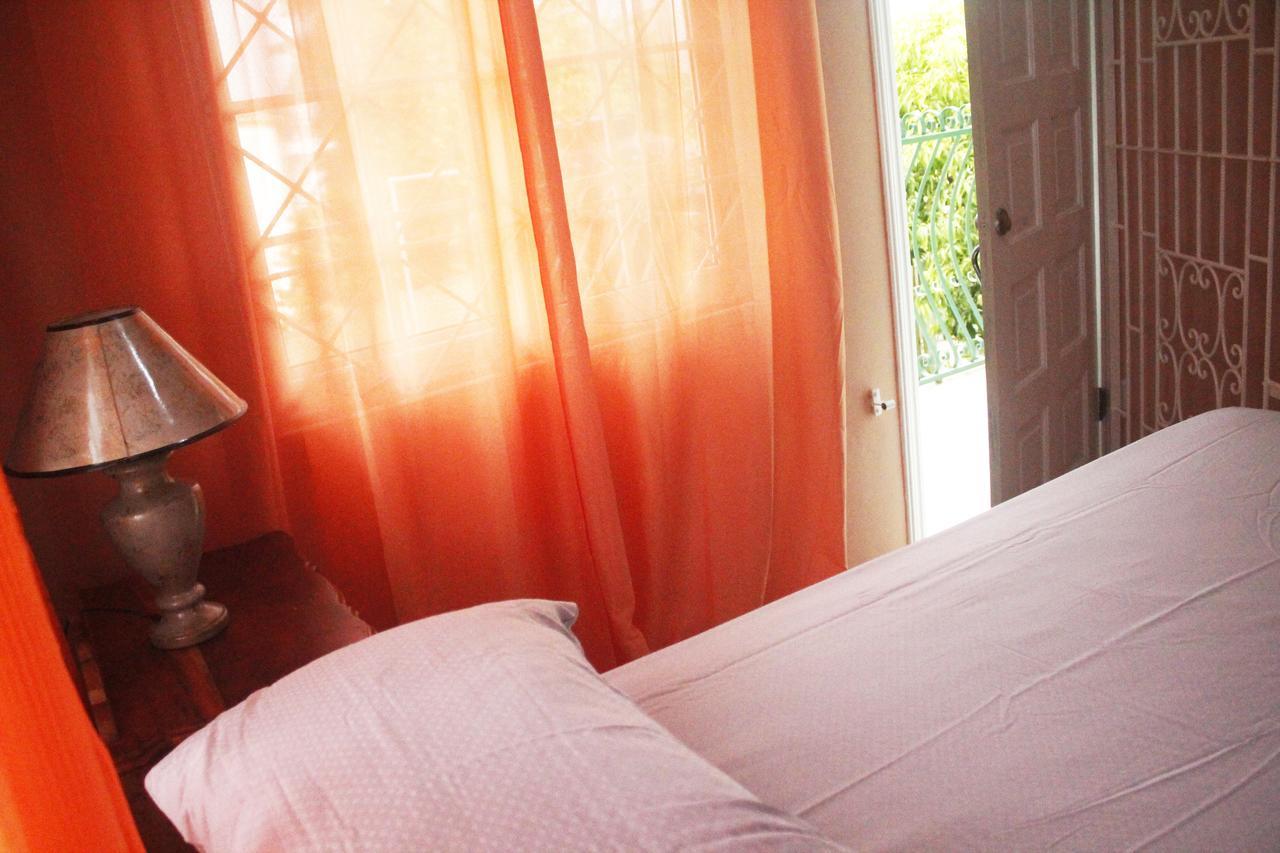 Yaad Hostel Монтего Бей Екстериор снимка