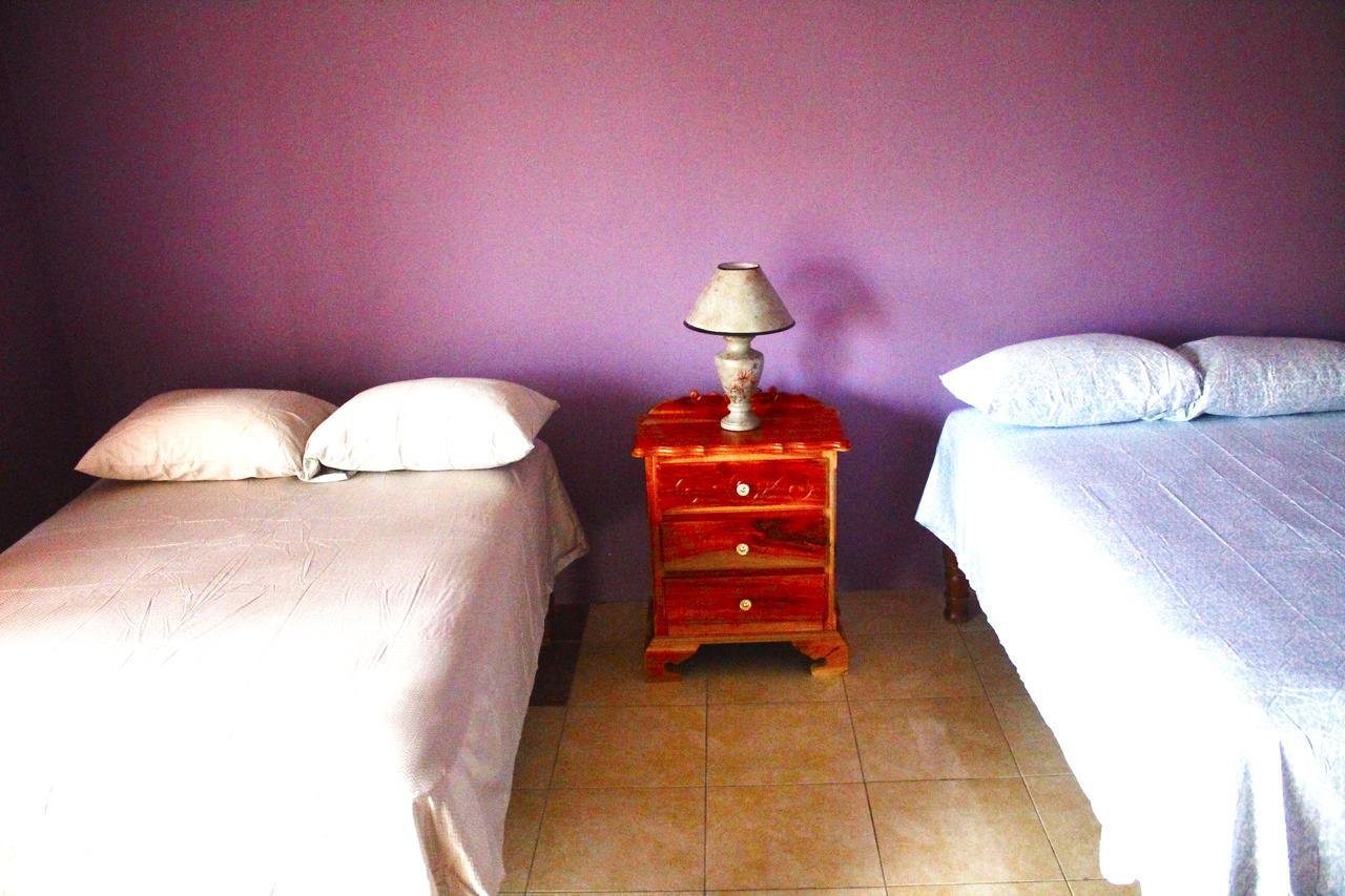 Yaad Hostel Монтего Бей Екстериор снимка