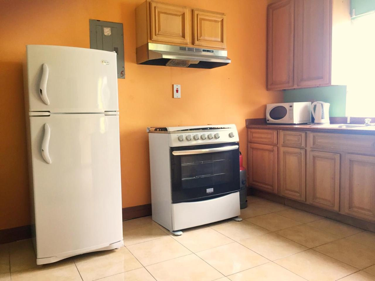 Yaad Hostel Монтего Бей Екстериор снимка