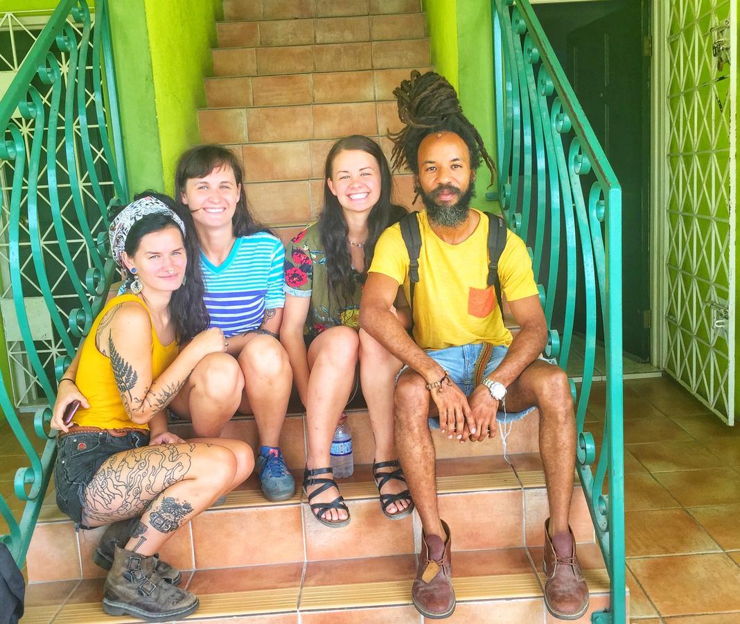 Yaad Hostel Монтего Бей Екстериор снимка