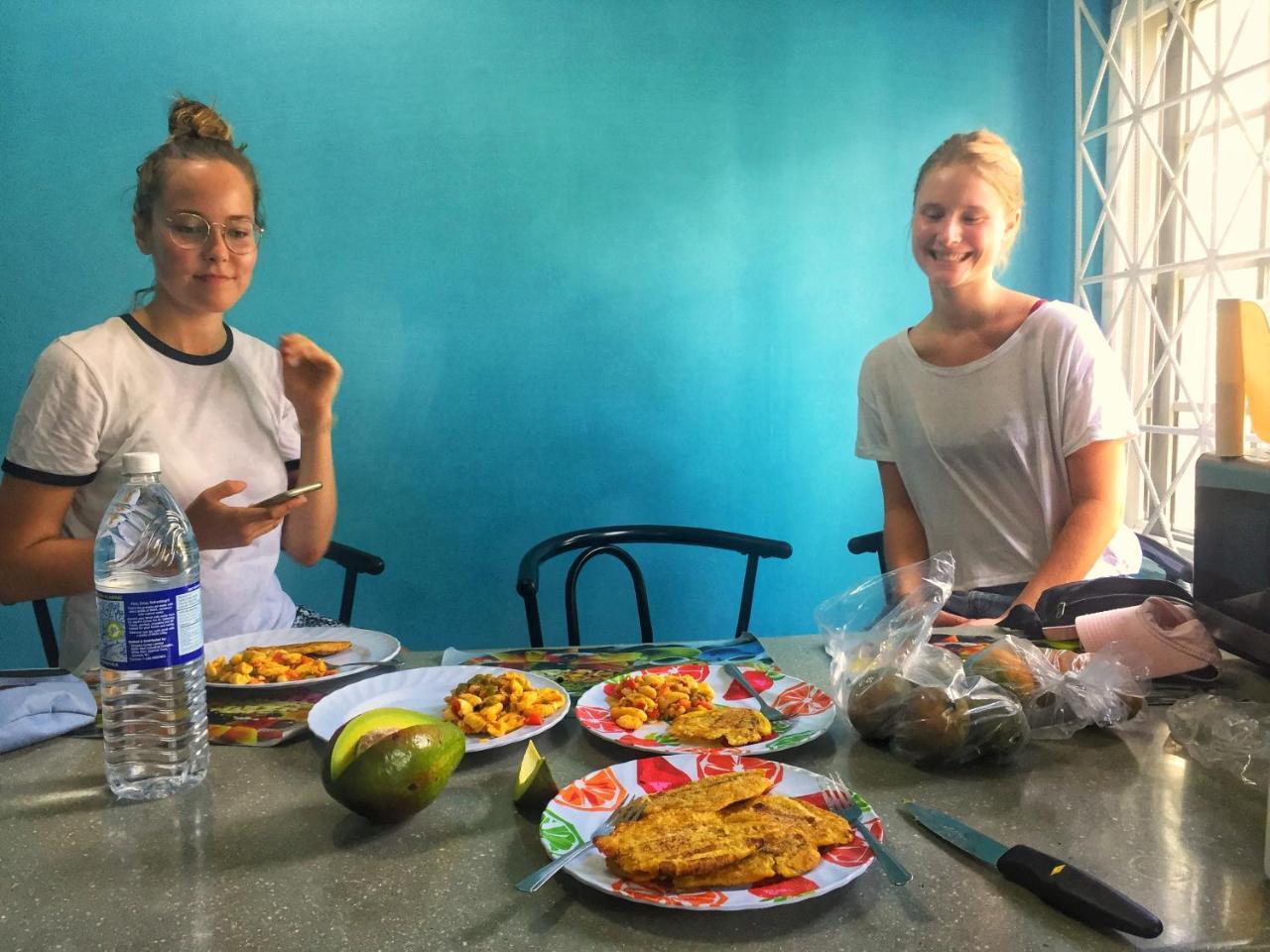 Yaad Hostel Монтего Бей Екстериор снимка