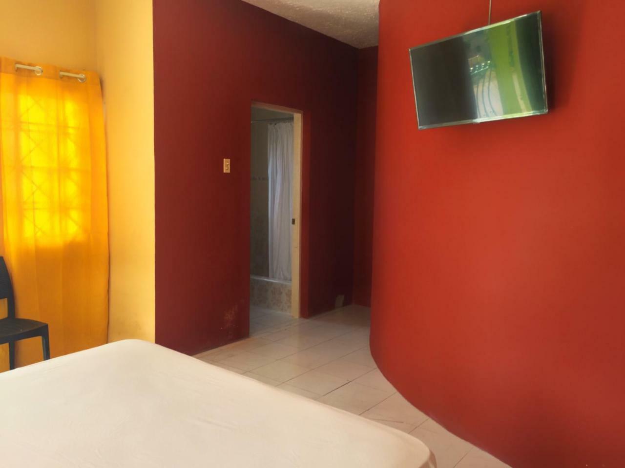 Yaad Hostel Монтего Бей Екстериор снимка