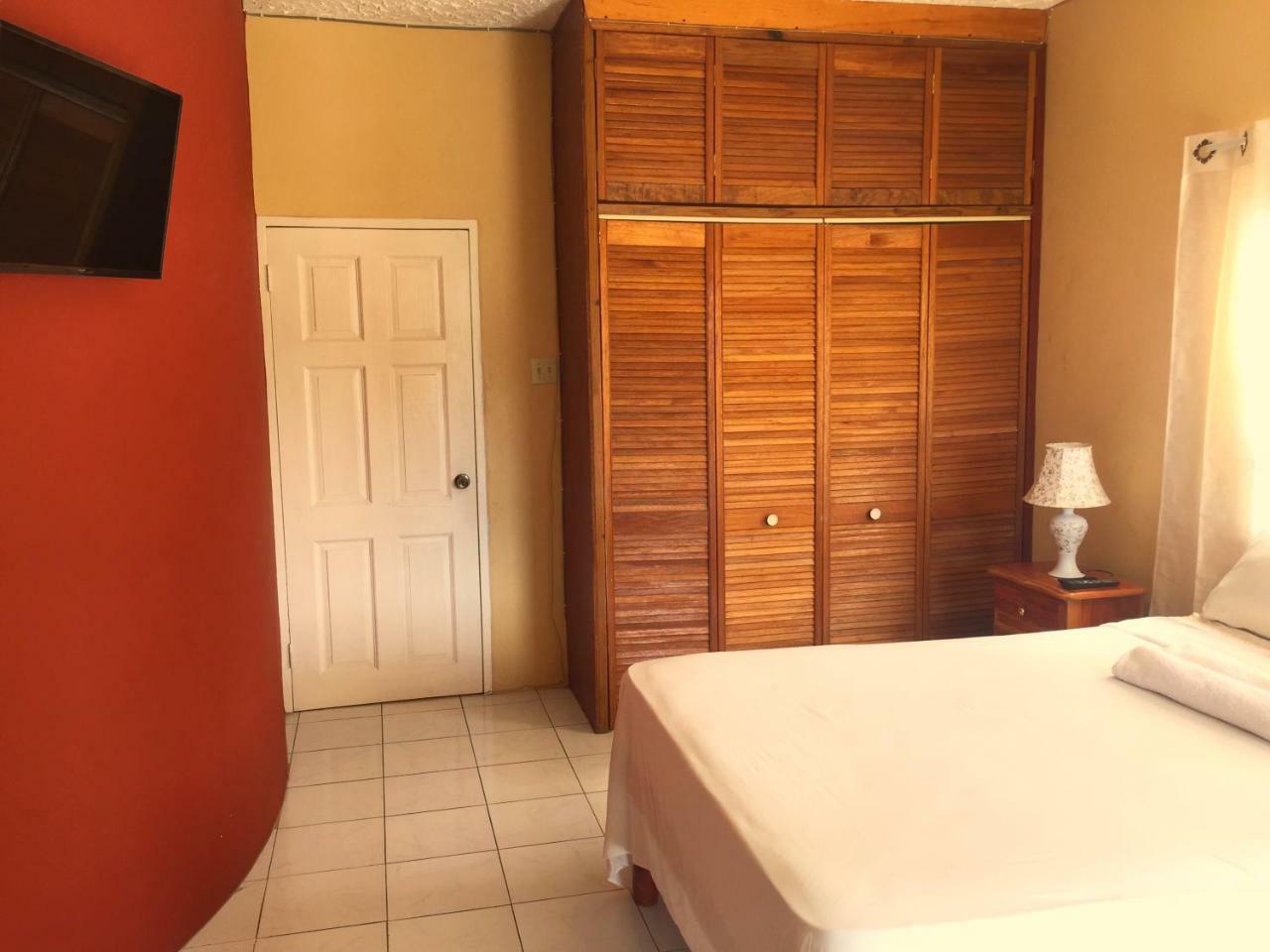 Yaad Hostel Монтего Бей Екстериор снимка