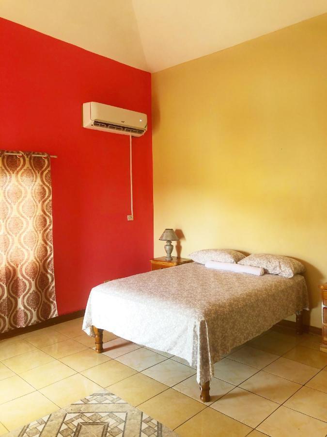 Yaad Hostel Монтего Бей Екстериор снимка